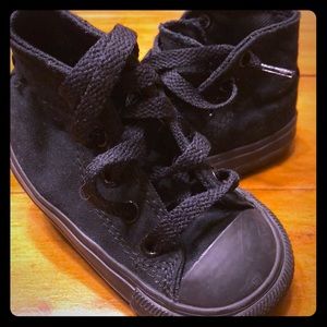 Infant black high top converse size 4